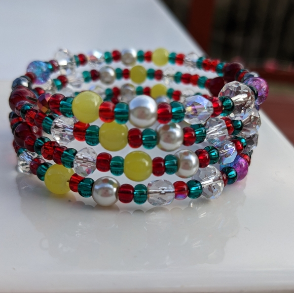 NEW Christmas Bracelet Handmade Cute Sparkly Glass Beads Red Green White Unique - Picture 4 of 7